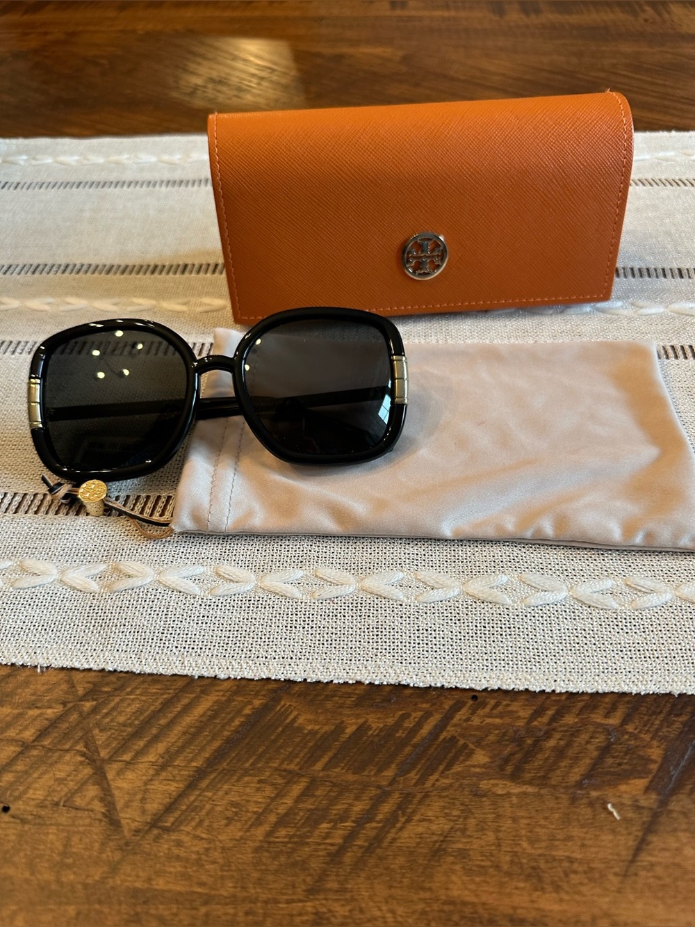 😎 Tory Burch Black Oversized Square Sunglasses